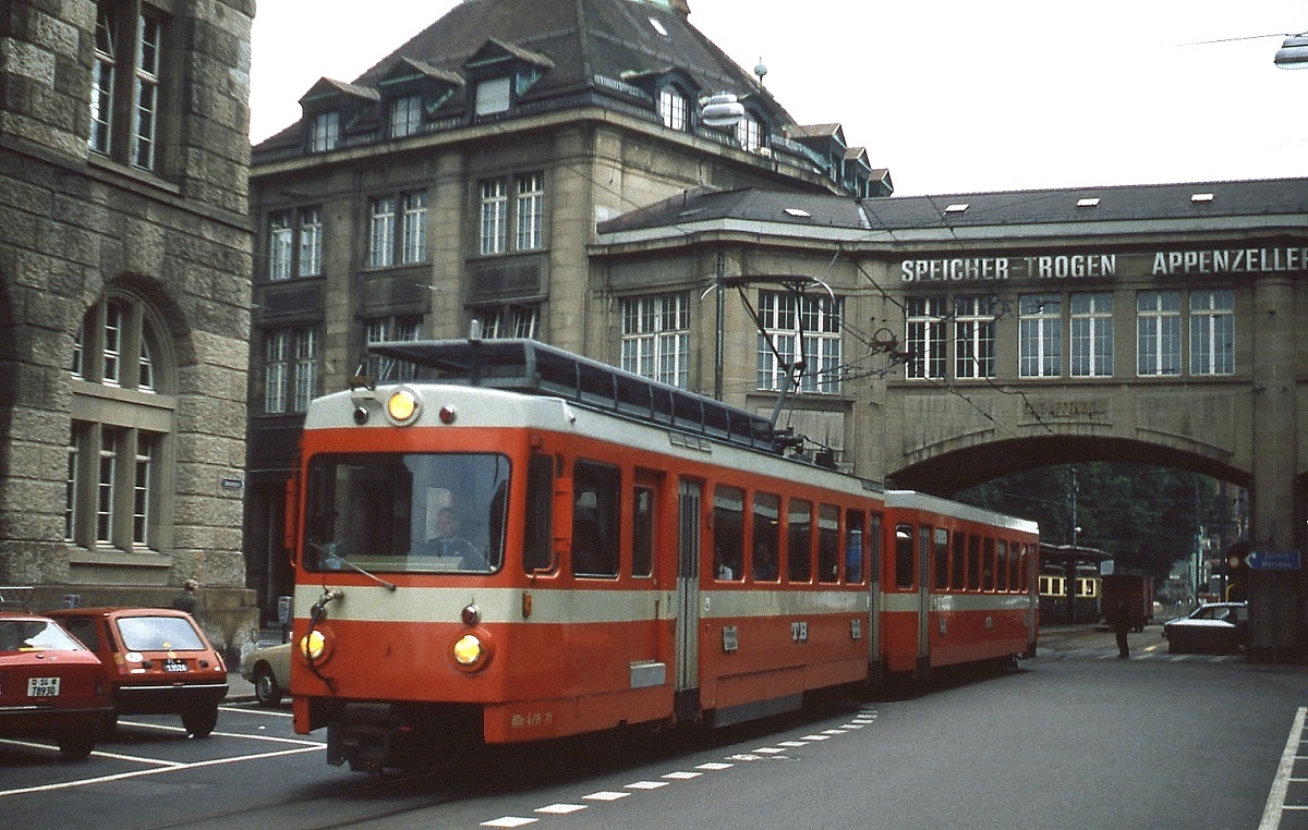 Im Frühjahr 1979 verlässt BDe 4/8 21 der Trogener Bahn den Bahnhof St. Gallen