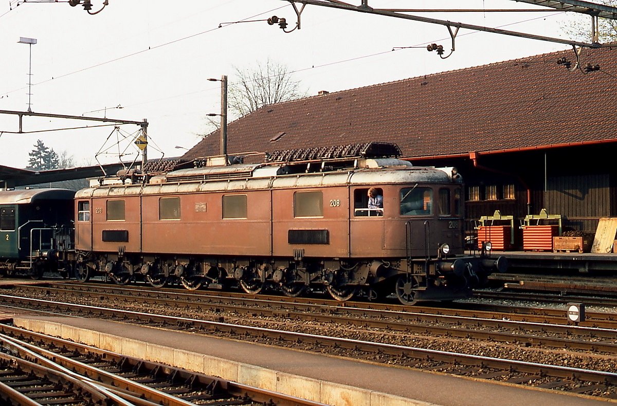Im Frühjahr 1981 rangiert Ae 6/8 208 im Bahnhof Spiez