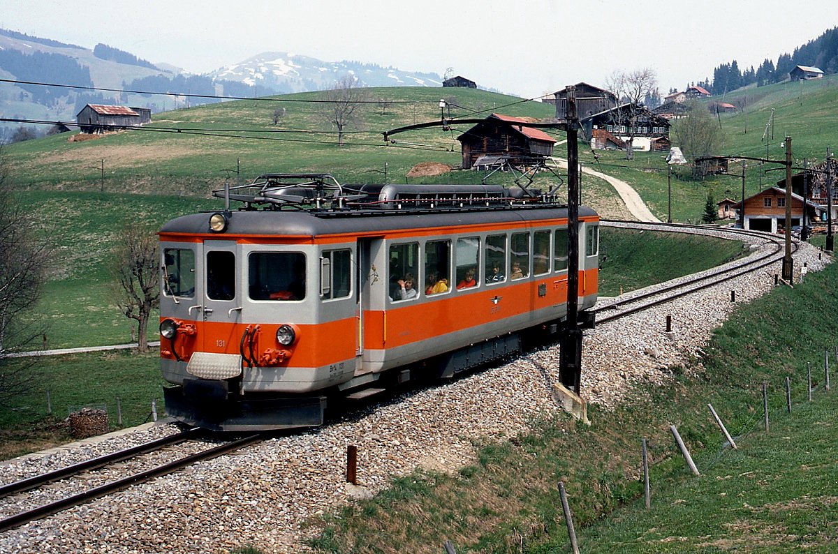 Im Frühjahr 1981 war der Be 4/4 131 der GFM auf der MOB eingesetzt, hier ist er bei Gstaad unterwegs