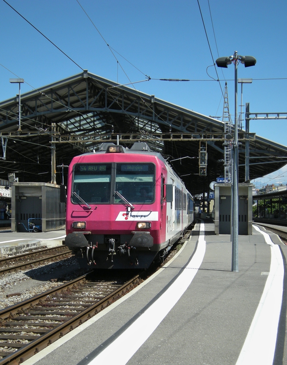 Im Frühsommer verkehrten die Travys NPZ infolge Bauarbeiten auf der PBr im Raum Lausanne in REV Umläufen, so wie dieser als S4 in Lausanne nach Morges ausfahrende RBDe 4/4. 

26. Juni 2008