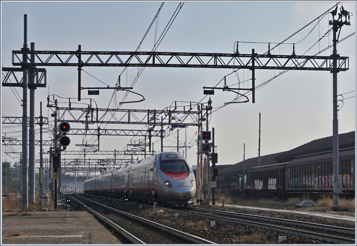 Im Gegenlicht fährt ein FS Trenitalia ETR 610 als EC 34 Richtung Genève durch den Bahnhof von Gallarate.
16. Jan. 2018