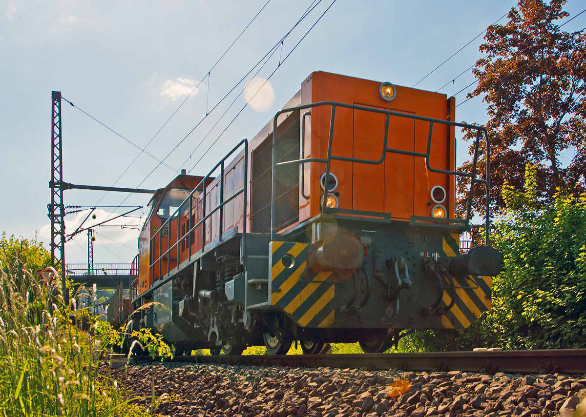 
Im Gegenlicht......
Die Lok 42 (277 902-3) der KSW (Kreisbahn Siegen-Wittgenstein) eine MaK 1700 BB zieht am 16.05.2014  einen Übergabezug von Betzdorf/Sieg via Siegen nach Kreuztal. 