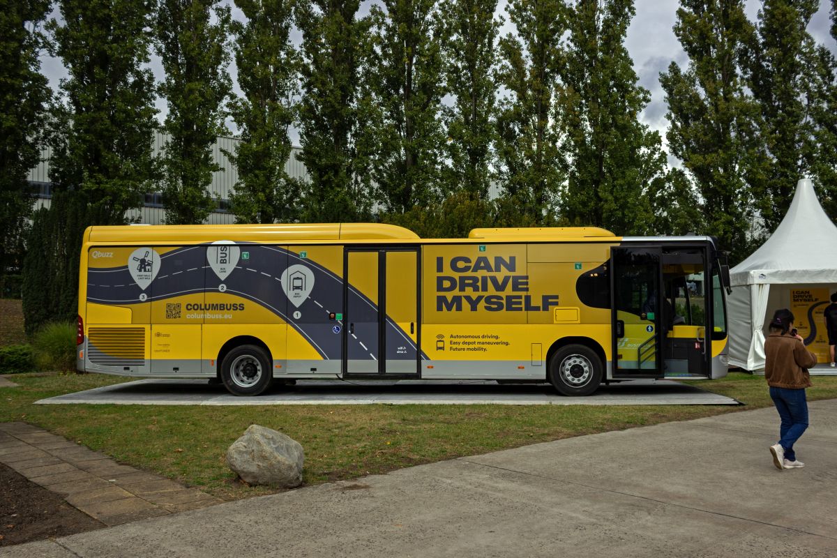 Im Gegensatz zu den fabrikneuen Bussen, die ansonsten auf der InnoTrans zu sehen waren, ist dieser Mercedes-Benz Citaro schon einige Jahre alt. Das niederl�ndische Verkehrsunternehmen Qbuzz hat diesen Bus mit diversen Kameras und Sensoren ausgestattet, die einen autonomen Betrieb erm�glichen.