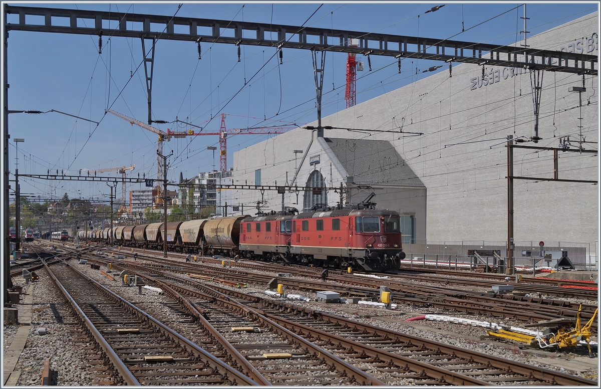 Im Gegensatz zum Reiseverkehr wird der Güterverkehr sofern Last vorhanden, weitergeführt. Im Bild der  Spaghetti  Zug von Frankreich nach Italien im Transit via Vallorbe - Simplon bei der Einfahrt in Lausanne. Die beiden SBB Re 4/4 II 11250 und 11275 sind mit 17 Uagpps Wagen bzw. 68 Achsen unterwegs.

17. April 2020  
 
