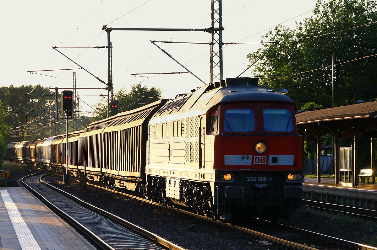 Im Gegenzug kam DB 232 668-4 mit einem Gz aus Husum leider in vollem Gegenlicht hoffe das die Aufnahme aber akzeptabel ist. Schleswig 16.07.2014