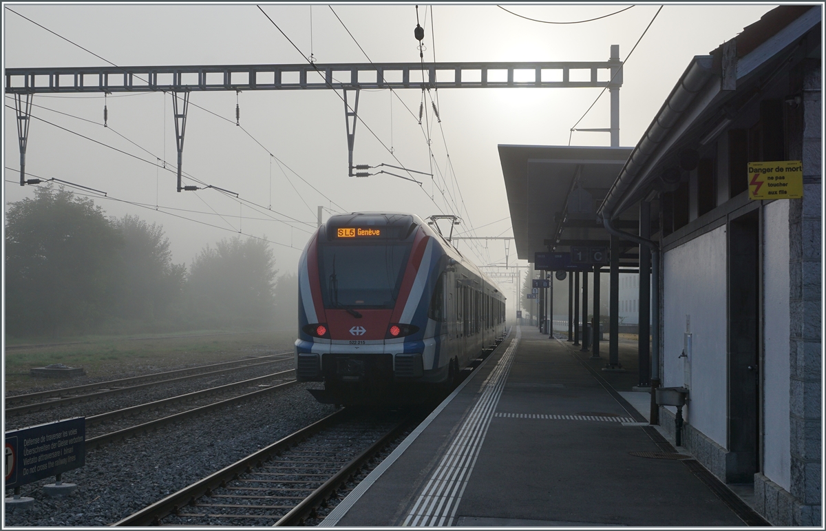 Im gerade erst aufgekommenen Nebel wartet der SBB LEX RABe 522 215 in La Plaine auf die baldige Rückfahrt als SL 5 nach Genève. 

6. Sept. 2021