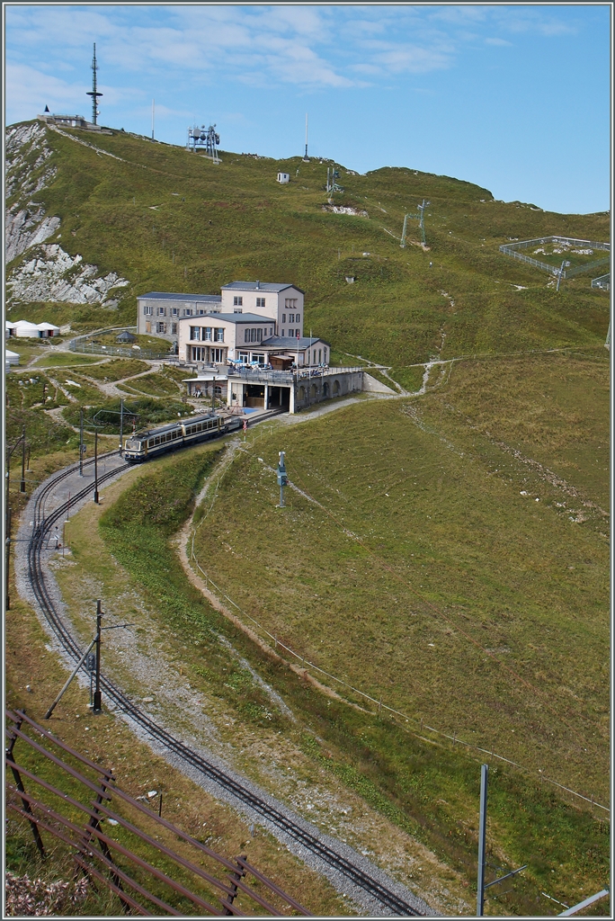 Im  Gipfelbahnhof  Rochers-de-Naye wartet eine Beh 4/8 auf die Abfahrt Richtung Montreux.
4. Sept. 2014