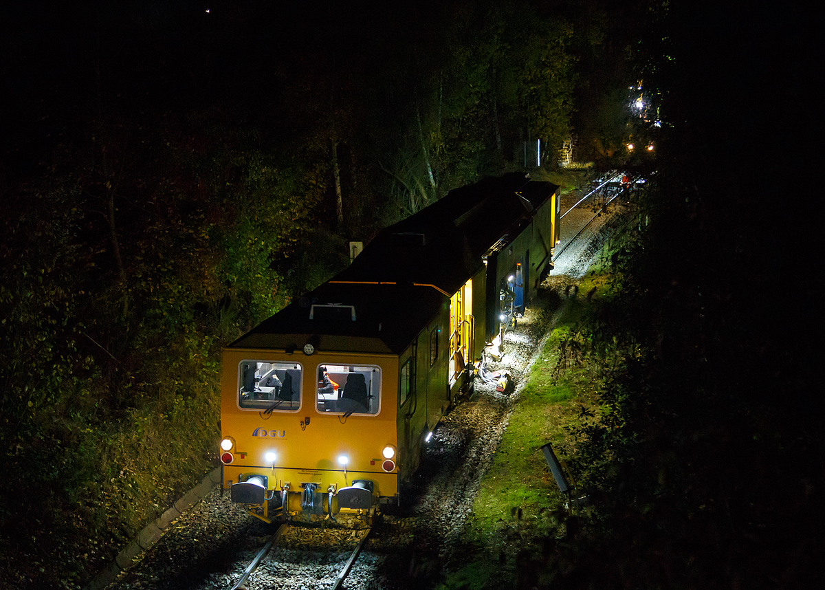 
Im Gleisbau wird Tag und Nacht gearbeitet, wie hier beim 3. Durchgang beim Stopfen  der Hellertalbahn (KBS 462) zwischen Neunkirchen und Herdorf. Die Plasser & Theurer Universalstopfmaschine UNIMAT 09-475/4S (Kombinierte Gleis- und Weichenstopfmaschine), Schweres Nebenfahrzeug Nr. D-DGU 99 80 9424 001-2 ist am Abend des 27.10.2020 in Neunkirchen-Altenseelbach im Einsatz.