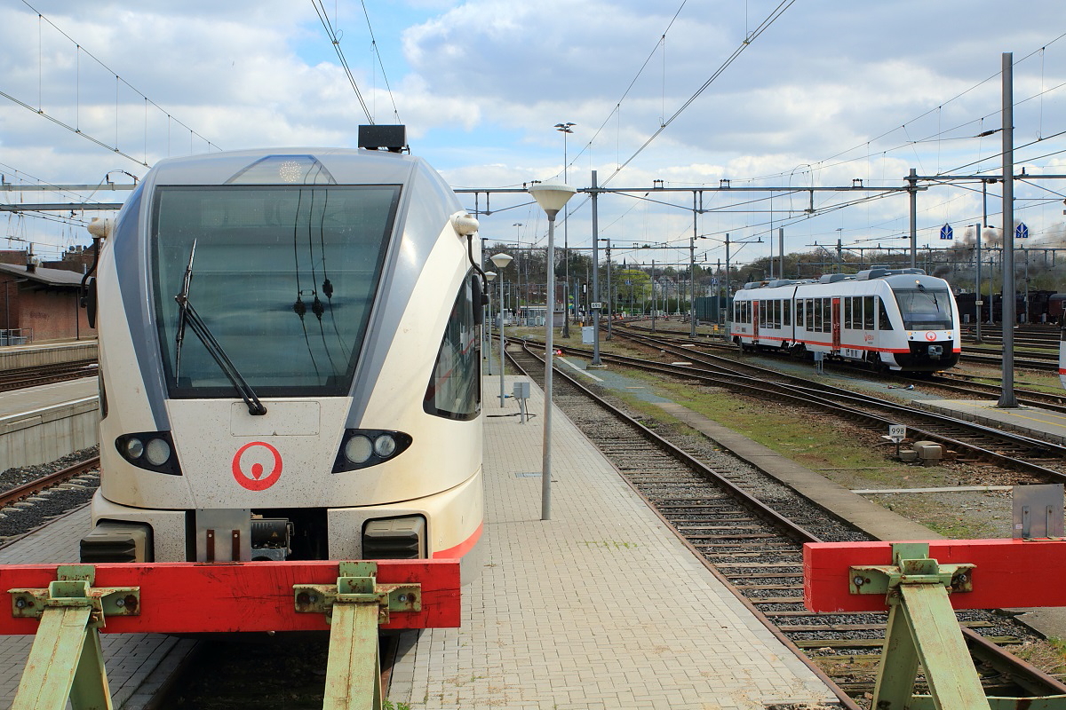Im Gleisvorfeld von Venlo/Niederlande sind wie hier am 17.04.2015 stets einige Fahrzeuge für die Maaslijn von Roermond nach Nijmegen abgestellt, neuerdings werden neben den Stadler-GTW auch Coradia LINT 41 eingesetzt. 