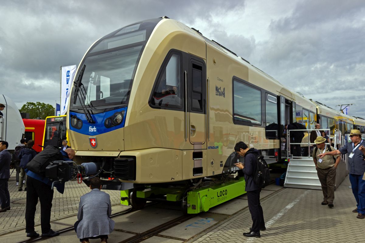 Im Grenzgebiet zwischen der Schweiz und Italien liegt die Centovallibahn, die von Locarno im Tessin nach Domodossola, dem s�dlichen Ende der Simplonstrecke f�hrt. Stadler liefert f�r diese internationale Meterspurstrecke moderne, teilweise niederflurige Triebz�ge, von denen dieses Exemplar mit dem Endwagen 1402 auf der InnoTrans 2024 ausgestellt war. Der Zug geh�rt dem auf Schweizer Seite betriebsf�hrenden Unternehmen Ferrovie autolinee regionali ticinesi, einem Tessiner Busunternehmen, das f�r seine doppeldeutige Abk�rzung FART bekannt ist.