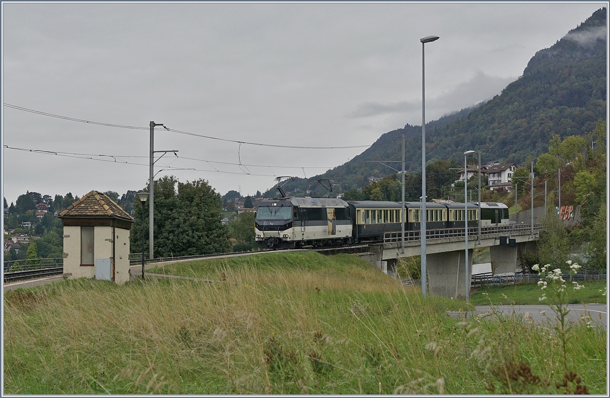 Im Herbst 2019 und nur für wenige Tage verkehrte der MOB Belle Epoque Zug statt mit Alpina ABe 4/4 / Be 4/4 (im Sandwich) mit einer Ge 4/4. Im Bild die MOB Ge 4/4 8001 mit dem Belle Epoque Zug kurz vor Châtelard VD auf der Fahrt nach Montreux.

4. Okt. 2019