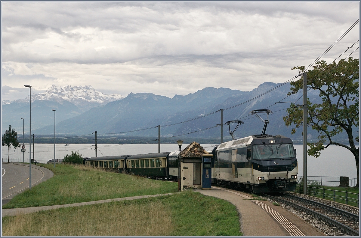 Im Herbst 2019 und nur für wenige Tage verkehrte der MOB Belle Epoque Zug statt mit Alpina ABe 4/4 / Be 4/4 (im Sandwich) mit einer Ge 4/4. Im Bild die MOB Ge 4/4 8001 mit dem Belle Epoque Zug in Châtelard VD.

4. Okt. 2019