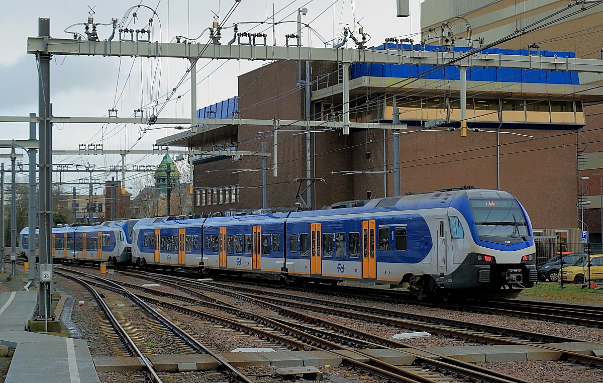 Im Jahr 2015 bestellte die Nederlandse Spoorwegen (NS) bei Stadler 33 dreiteilige und 24 vierteilige Flirt 3, die ab 2016 ausgeliefert wurden. Am 02.01.2018 verlassen zwei Flirt 3 den Bahnhof Arnhem Centraal.