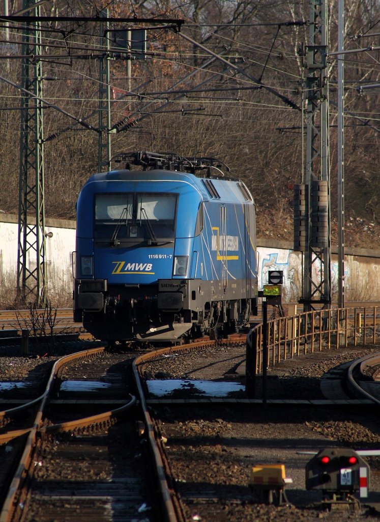 Im Jahre 2003 als 1116 131-2 für die ÖBB vorgesehen wurde die Lok Mitte 2003 an die MWB als 1116 911-7 ausgeliefert, registriert ist sie als (9180 6)182 911-8(D-MWB)(Unt/LDX/15.11.07), hier steht sie in der Morgensonne in HH-Harburg abgestellt. 03.04.2013