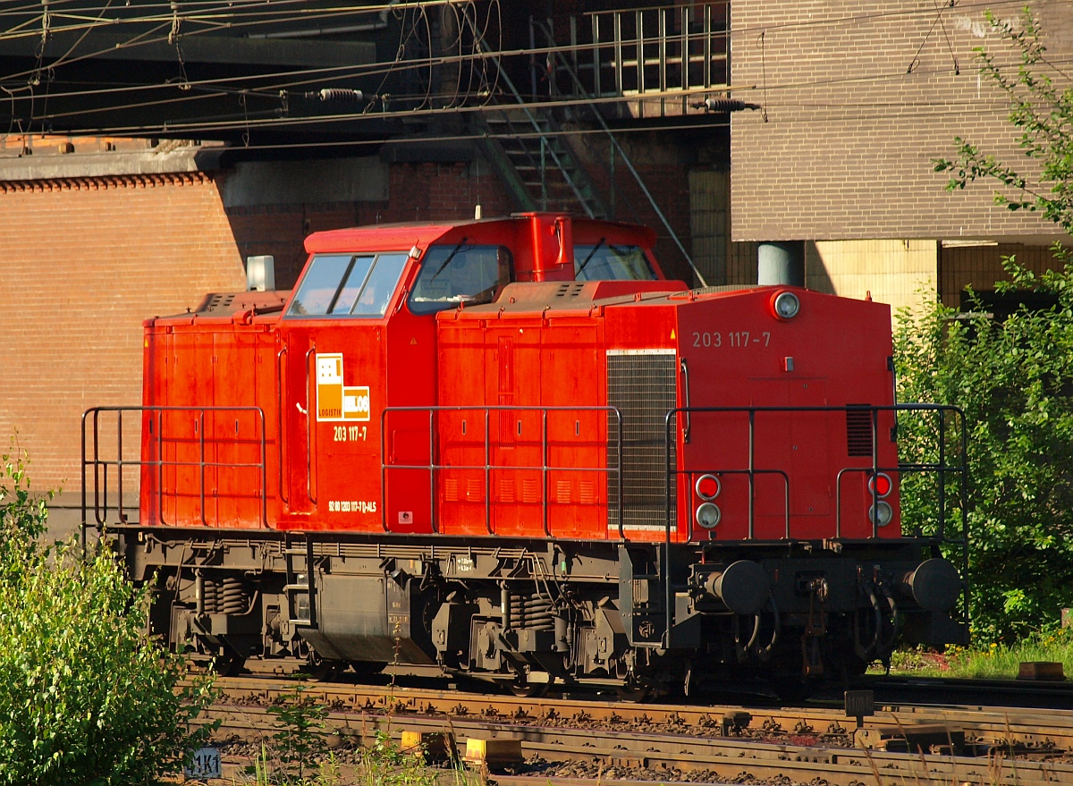 Im Jahre 2011 war die 203 117-7 noch als 06 bei BBL unterwegs, hier dieselt sie durch HH-Harburg. 01.07.2011(üaVinG)