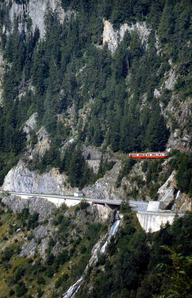 Im Juli 1983 ist ein BDeh 4/4 der MC in den Steilwänden des Val de Trient unterwegs 