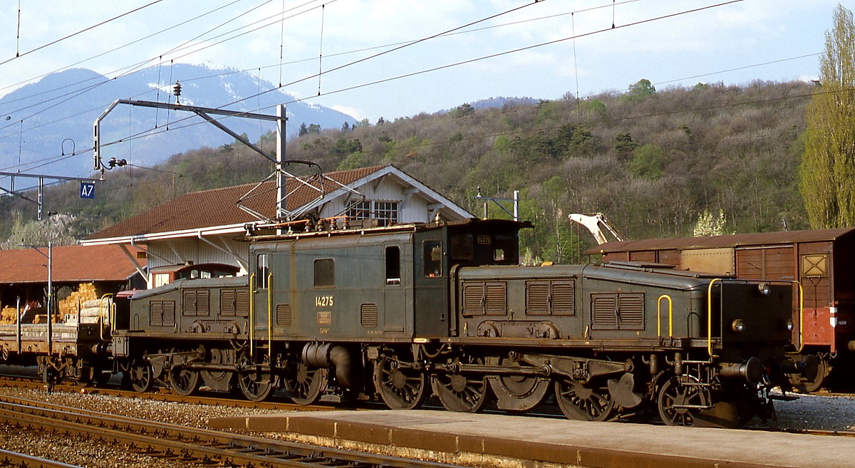 Im Juli 1983 sonnt sich die Ce 6/8 II 14275 im Bahnhof St. Maurice. Von der Ce 6/8 II wurden zwischen 1919 und 1922 insgesamt 33 Stck gebaut, von denen die letzten bis 1986 im Einsatz standen.