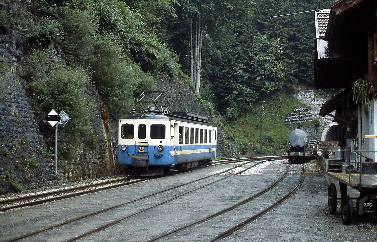 Im Juli 1983 trifft Be 4/4 1002 der MOB in La Chaudanne ein, heute nur noch eine Haltestelle mit einem Duchfahrtsgleis. Leider wurde auch das schöne Bahnhofsgebäude abgerissen. Der Triebwagen wurde 1948 als BCe 4/4 4 für die Biasca-Acqurossa-Bahn gebaut und nach deren Stilllegung von der MOB übernommen.