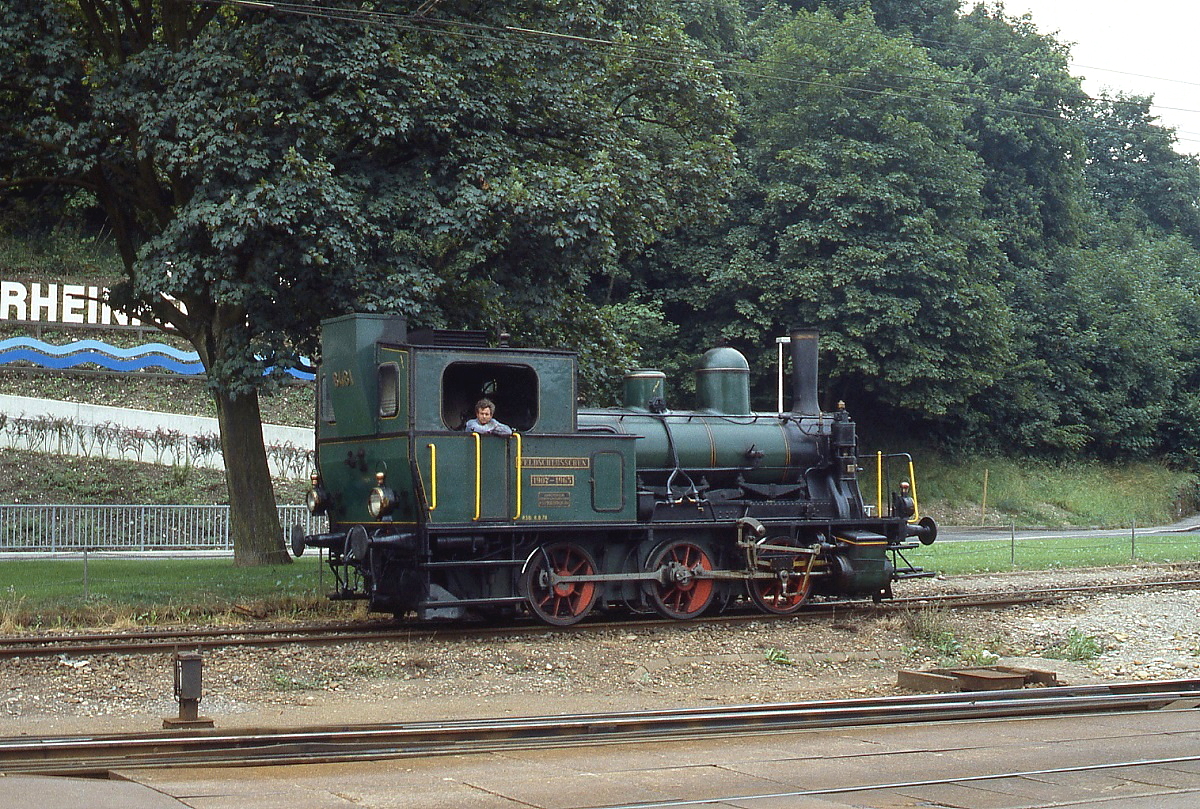 Im Juli 1983 wurde die E 3/3 der Feldschlößchen-Brauerei (SLM 1877/1907, ex SBB E 3/3 8481) im Bahnhof Rheinfelden während einer Rangierpause aufgenommen
