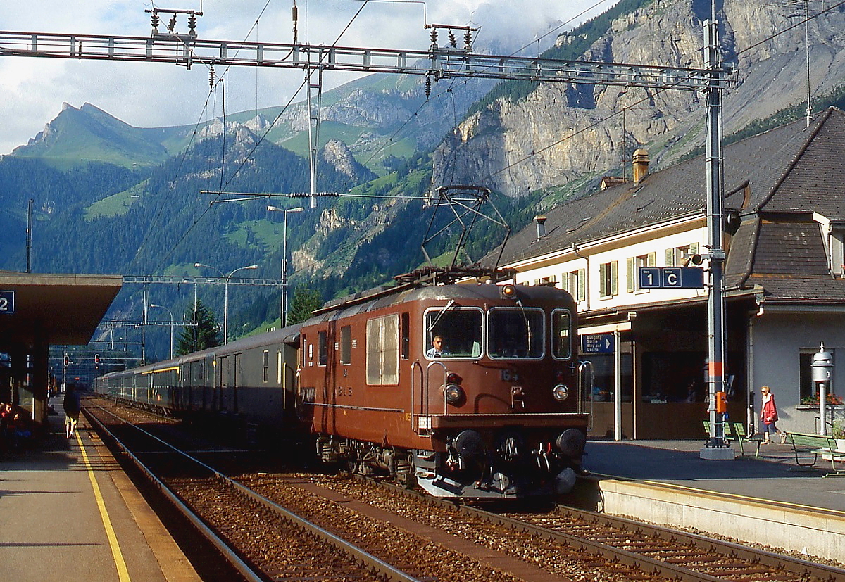 Im Juni 1990 fährt die Re 4/4 167 der BLS im Bahnhof Kandersteg ein