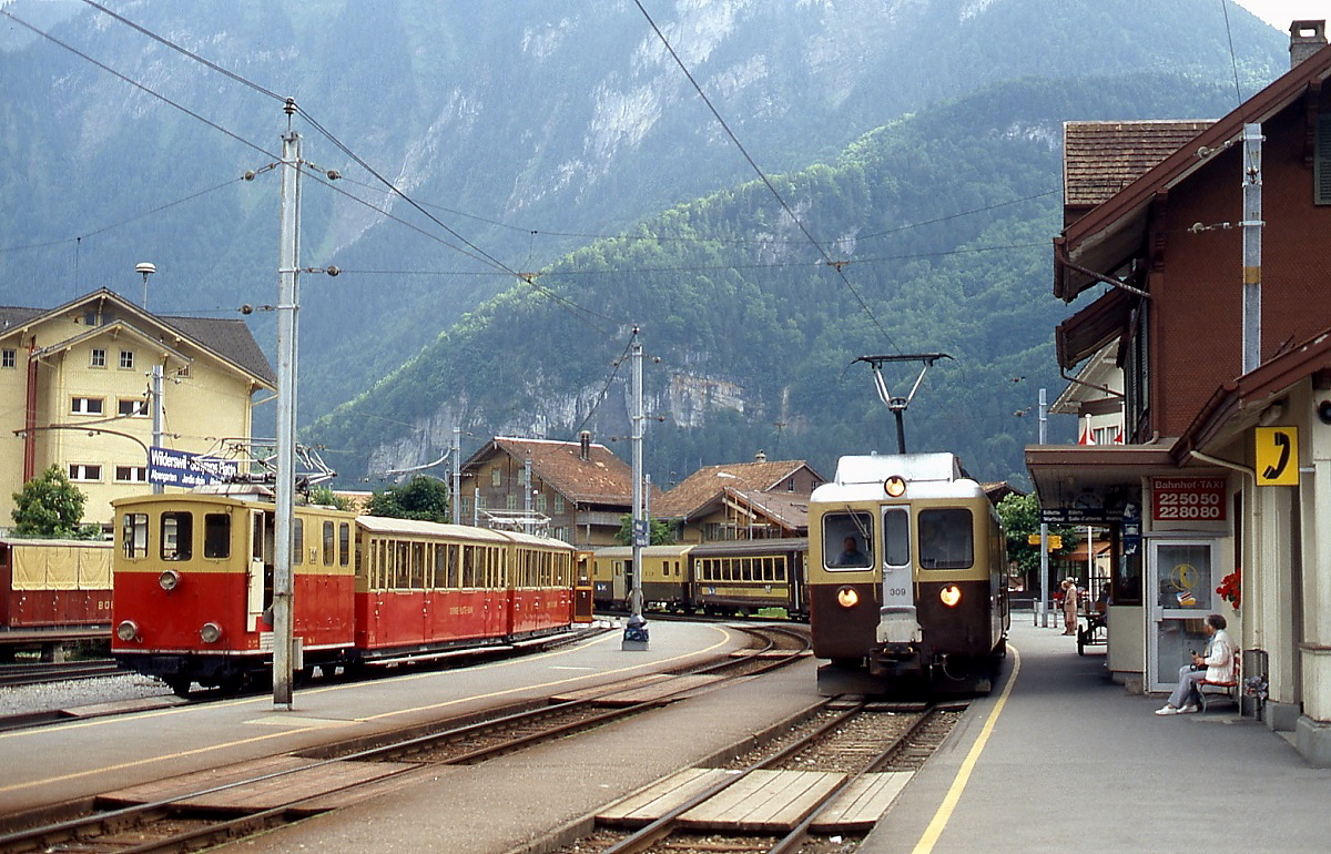 Im Juni 1990 treffen sich ABeh 4/4 309 der Berner Oberland-Bahn und He 2/2 20 der Schynige Platte-Bahn im Bahnhof Wilderswil