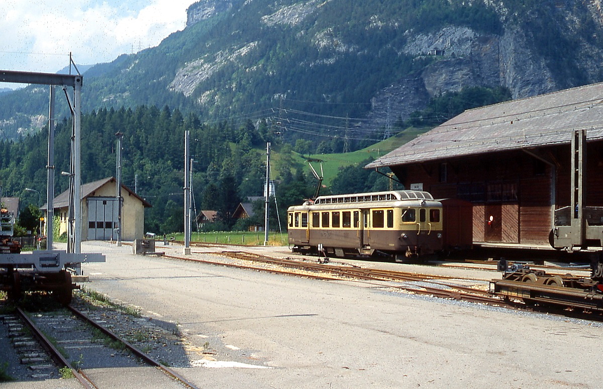 Im Juni 1990 wurde der ABDeh 4/4 301 der Berner Oberland-Bahn auf der Meiringen-Innertkirchen-Bahn eingesetzt, hier steht er vor der Güterexpedition im Bahnhof Innertkirchen