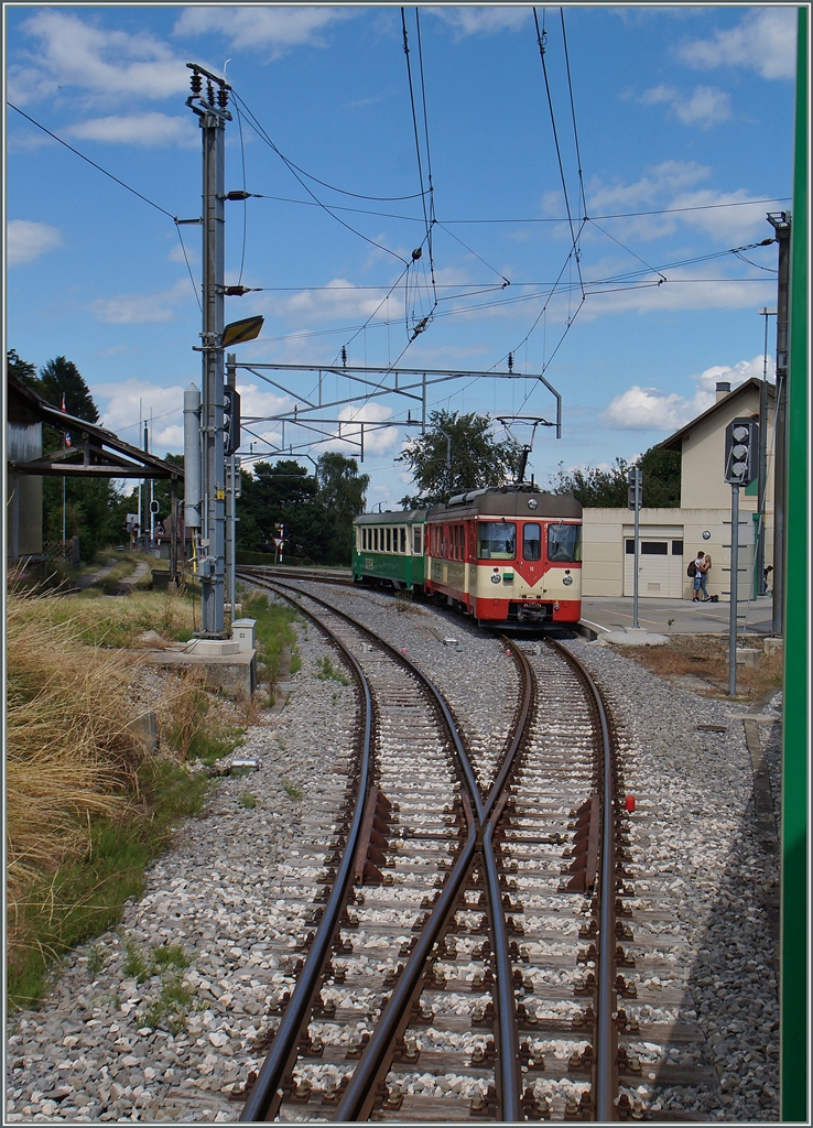 Im  Keil -Bahnhof von Apples wartet der Be 4/4 11 mit Bt als Regionalzug 26 auf Anschlussreisende von Morges und Bière der BAM Züge 126 und 127. Das Bild entstand aus dem eintreffenden BAM Regionalzug 127 von Bière. 30. Juni 2014 