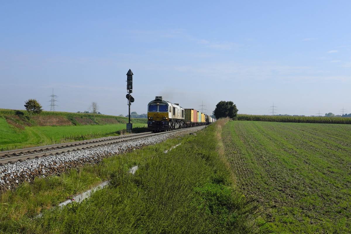 Im leicht dunstigen Streiflicht wurde am Vormittag des 24.09.17 der Sonntags verkehrende Containerzug von Burghausen nach München Nord Rbf im Bilde festgehalten. Bespannt war er mit 247 047-4.