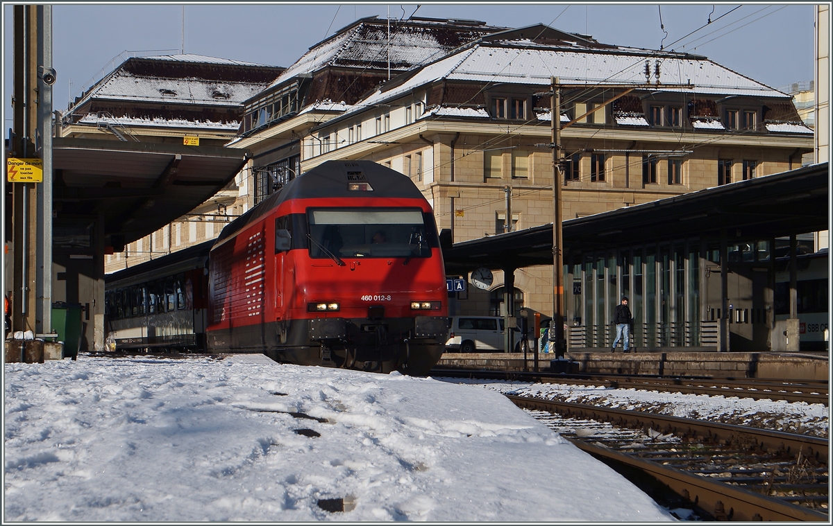 Im leicht verschneiten Bahnhof von Lausanne wartet die SBB Re 460 012-8 mit ihrem IR auf die Abfahrt Richtung Brig. 
30. Dez. 2014