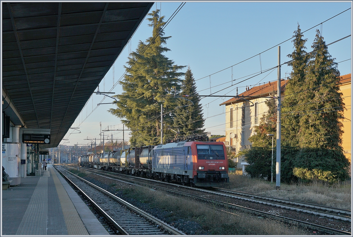 Im letzten Licht des Tages konnte ich es mir nicht verkneifen, die SBB Re 474 003 mit einem Güterzug bei der Durchfahrt in Gallarate zu fotografieren.
5. Jan. 2019 