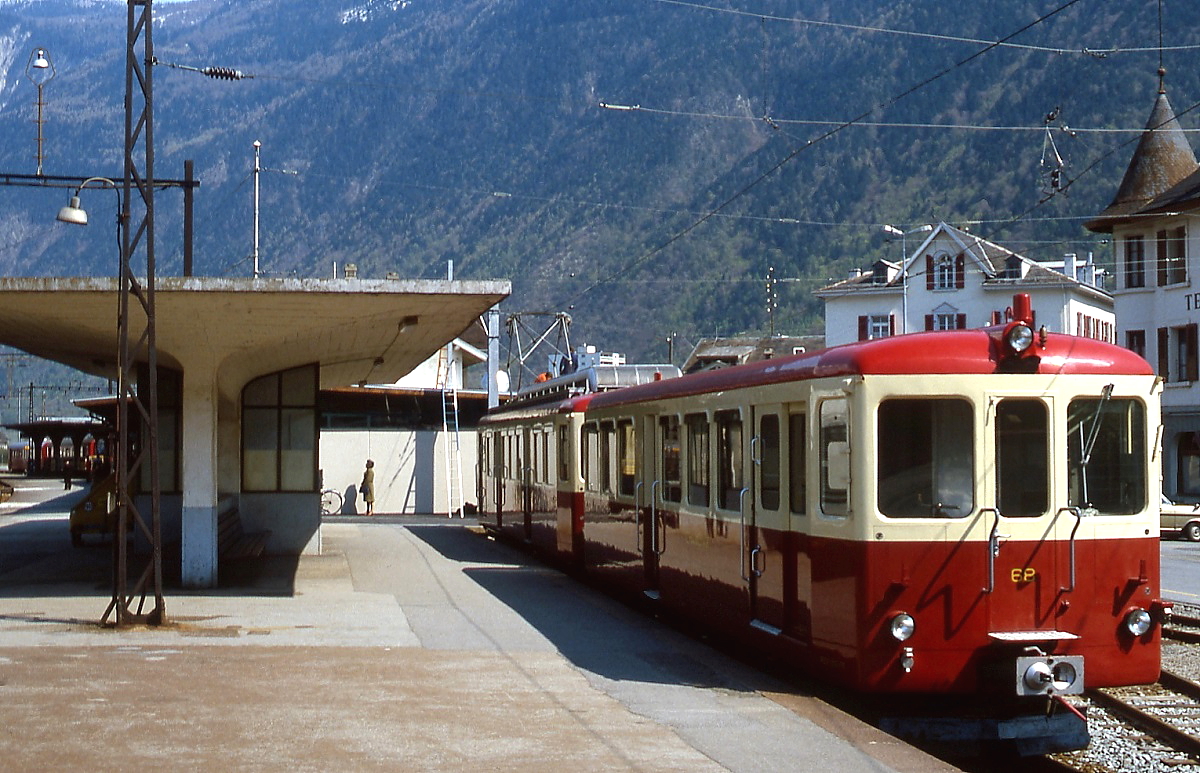 Im Mai 1980 steht ein BDeh 4/4 mit dem BDt 68 an der Spitze abfahrbereit im Bahnhof Martigny