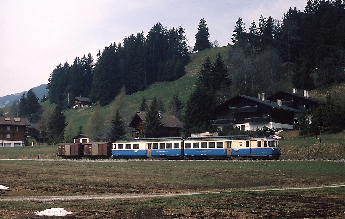 Im Mai 1981 ist ein unbekannter ABDe 8/8 der MOB zwischen Saanenmser und Schnried unterwegs