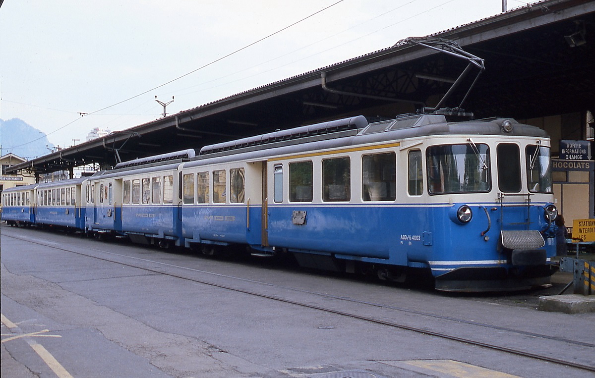 Im Mai 1981 endete die MOB vor dem Bahnhof Montreux noch im Straenplanum, hier ABDe 8/8 4003