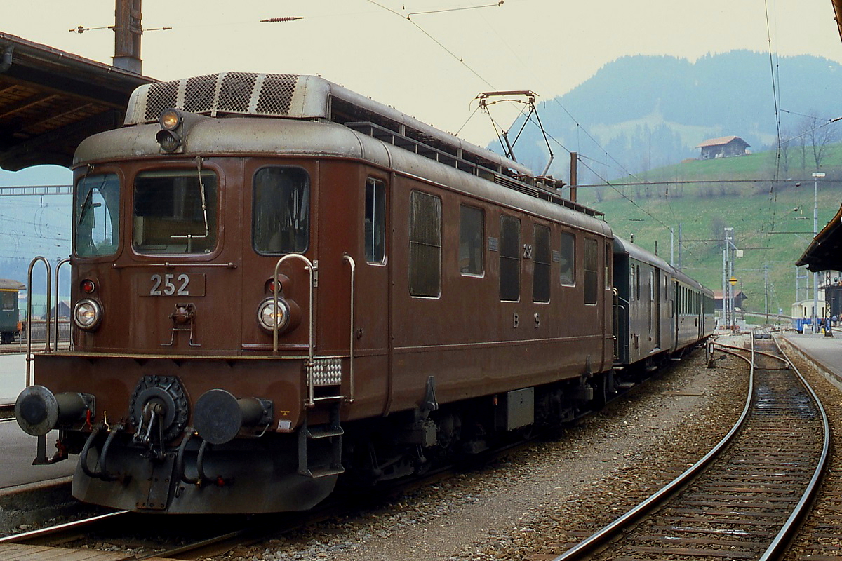 Im Mai 1981 steht die Ae 4/4 252 der BLS abfahrbereit im Bahnhof Zweisimmen