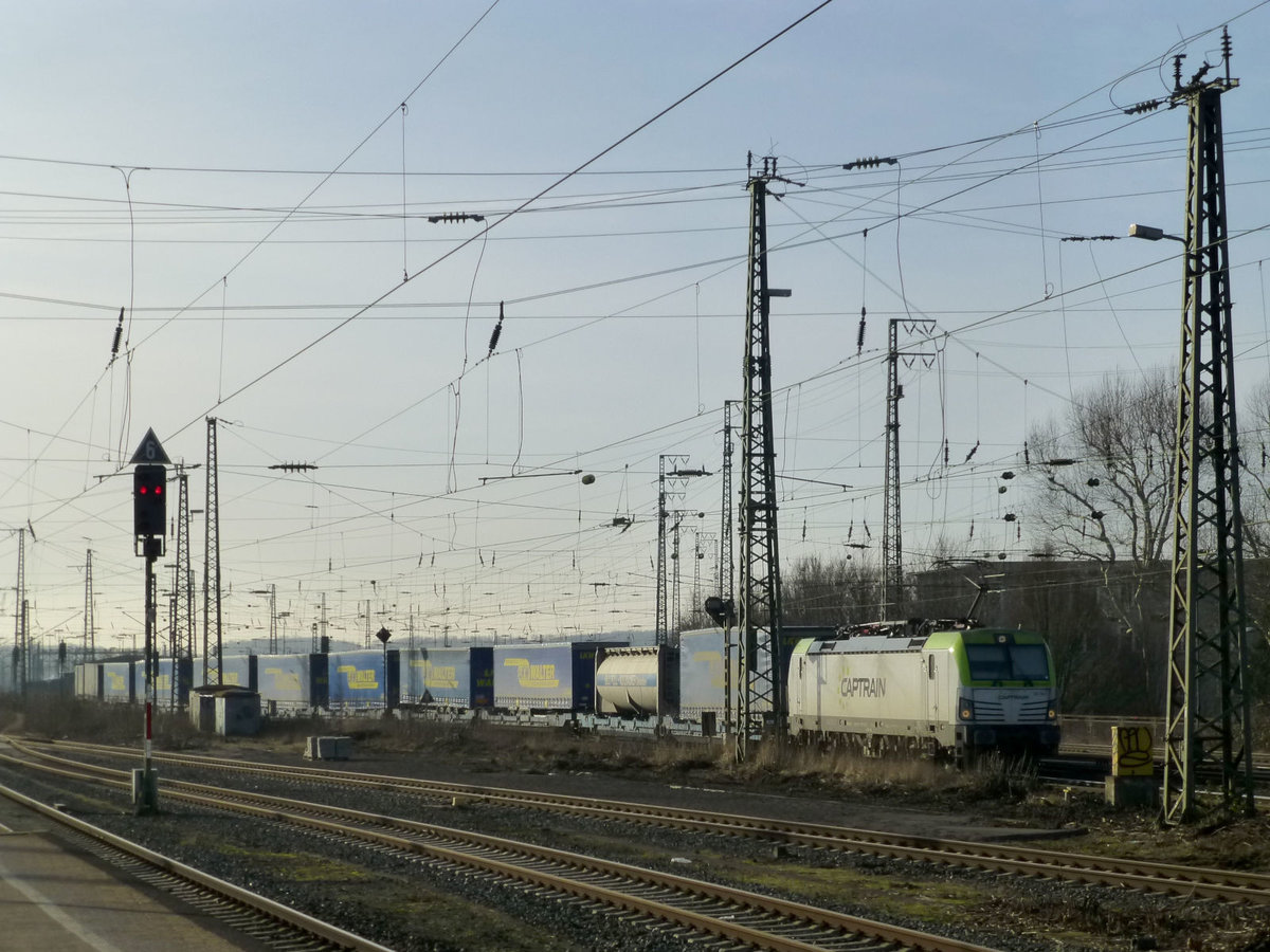 Im Morgenlicht des 23.2. durchfährt die Captrain-Lok 193 782 [91 80 6193 782-0 D-ITL] mit Trailerwagen Hamm.