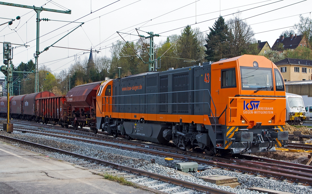 Im neuen Farbkleid ist die MaK G 2000 BB (Lok 43) der KSW (Kreisbahn Siegen-Wittgenstein), hier am 31.03.2014 kommt sie gerade mit ihrem Übergabezug aus Herdorf im Bahnhof Betzdorf/Sieg an. 
Hier wird sie kurz drauf umsetzen und zusätzlich die vier- bis fünffache Menge an Wagen anhängen, um dann den Güterzug nach Kreuztal zubringen.

Die Lok 43 ist eine asymmetrische MaK G 2000 BB und wurde 2002 bei Vossloh unter der Fabriknummer 1001327 gebaut. Sie hat einen Caterpillar Motor 3516 B-HD mit 2.240 kW Leistung, die Höchstgeschwindigkeit beträgt 120 km/h. 
Sie hat die NVR-Nummer 92 80 1273 018-2 D-KSW und die EBA-Nummer EBA 00 L15 K019

Technische Daten:
Achsformel:  B'B'
Spurweite:  1435 mm (Normalspur)
Länge über Puffer:  17.400 mm
Drehzapfenabstand:  9.500 mm
Drehgestellachsstand:  2.400 mm
Kleinster bef. Halbmesser:  80 m
Höhe:  4.220 mm
Breite:  3.080 mm