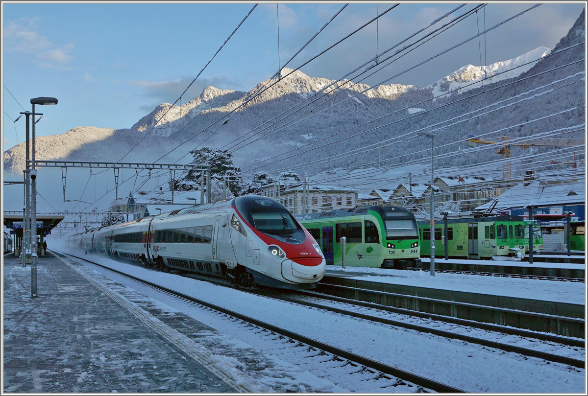 Im noch im Schatten liegenden Bahnhof von Aigle warten TPC -Züge auf ihre Abfahrt nach Champéry und Les Diablerets während ein SBB RABe 503 (ETR 610) als EC 37, von Genève nach Venezia S.L. unterwergs, ohne Halt durch den Bahnhof fährt.
Bildbearbeitung: Armin Schwarz (Besten Dank).
29. Jan. 2019

