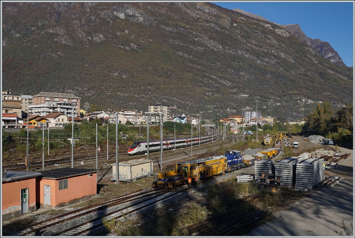 Im nördlichen Bahnhofskopf von Domodossola führt eine schmale Brücke über die vielen Geleise. Dort war ich schon mal vor vielen Jahren nahm mir diese Fotostelle für heute vor. Im Hintergrund erreicht ein SBB RABE 503 / ETR 610 als EC 37 von Genève nach Venezia den Bahnhof von Domodossola und konnte mehr schlecht als recht zwischen den Masten festgehalten werden. Doch im Vordergrund tummelt sich allerhand  Gelbes  und eine wunder schöne blaue Diesellok.

28. Oktober 2021