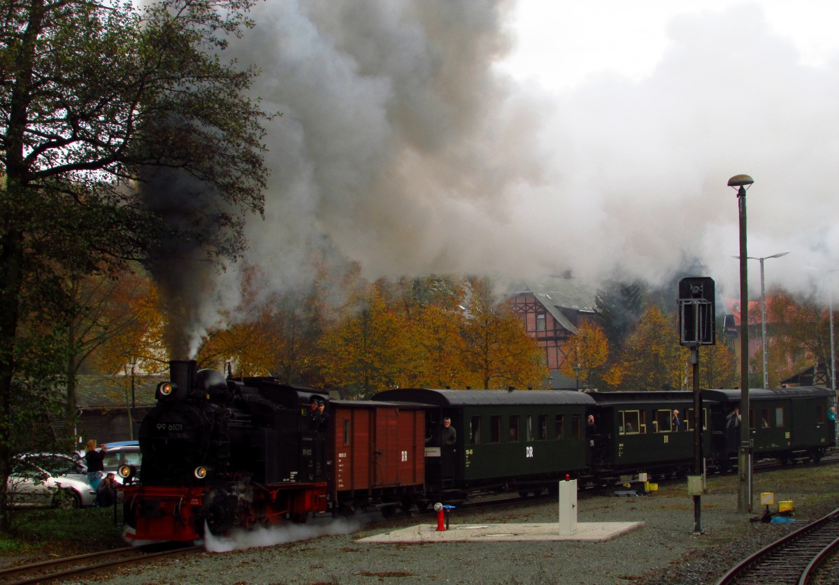 Im Rahmen eines Fotowochenende fuhr am 18.10.14 die 99 6101 mit einem Fotozug von Quedlinburg über Gernrode-Alexisbad-Silberhütte-Stiege nach Hasselfelde und zurück.Hier donnert 99 6101 die liebevoll Pfiffi genannt wird bei einer Scheinausfahrt aus Alexisbad.