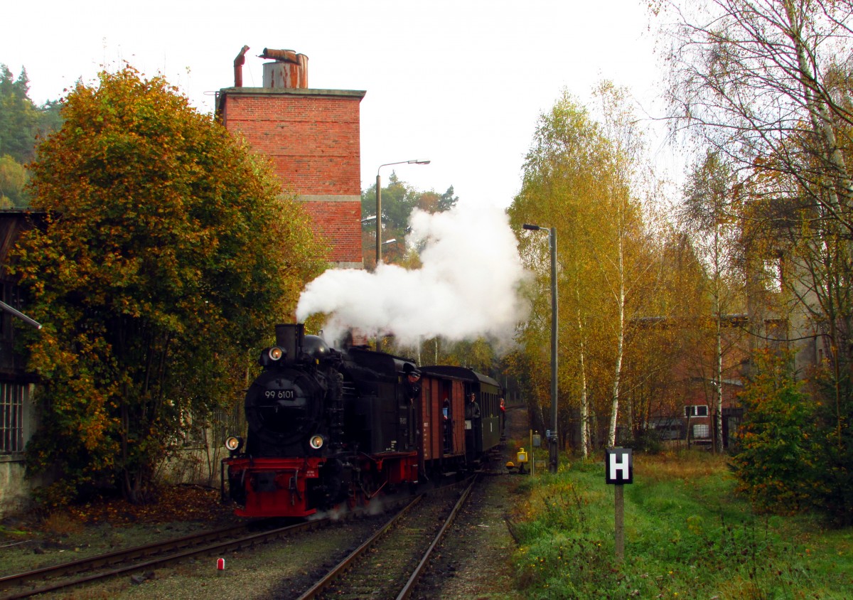 Im Rahmen eines Fotowochenende fuhr am 18.10.14 die 99 6101 mit einem Fotozug von Quedlinburg über Gernrode-Alexisbad-Silberhütte-Stiege nach Hasselfelde und zurück.Hier rollt sie gerade in den Bahnhof Silberhütte ein.