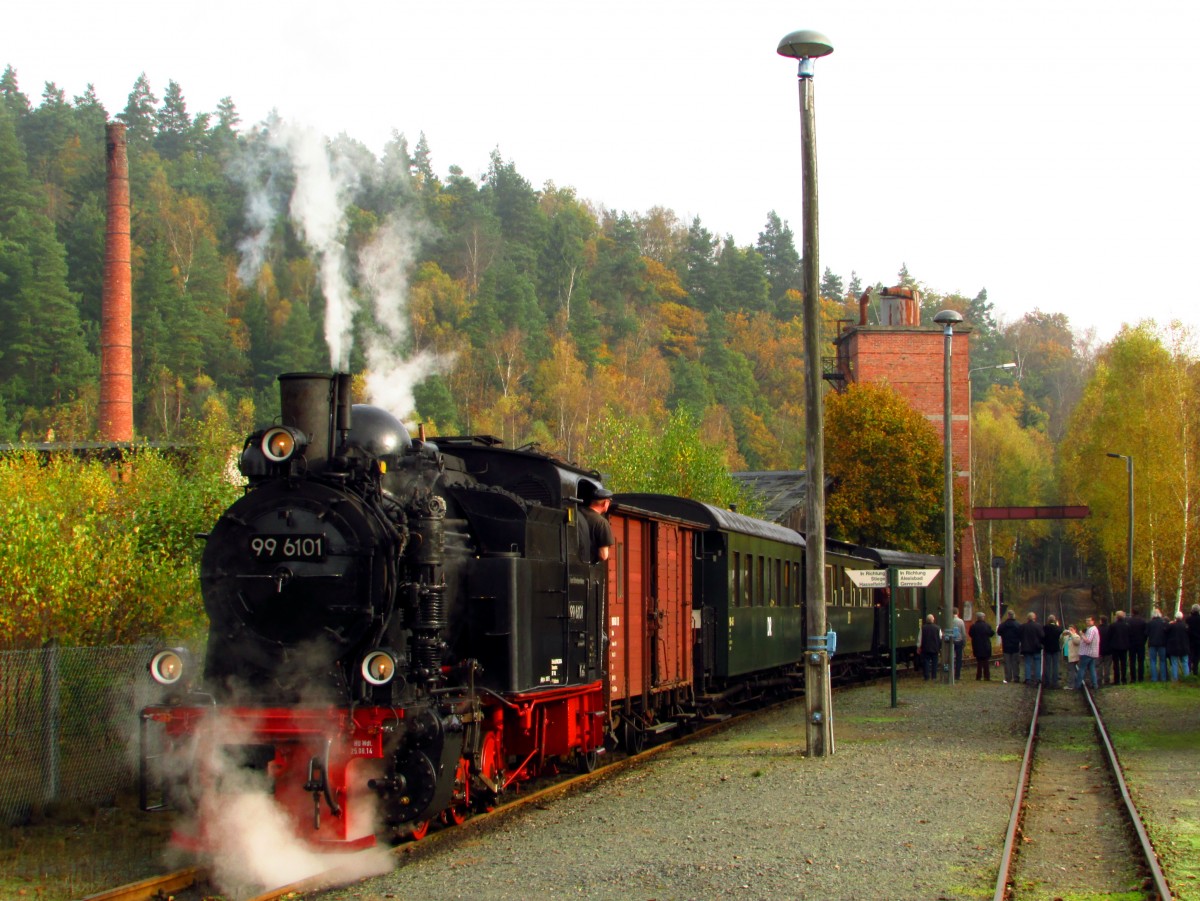 Im Rahmen eines Fotowochenende fuhr am 18.10.14 die 99 6101 mit einem Fotozug von Quedlinburg über Gernrode-Alexisbad-Silberhütte-Stiege nach Hasselfelde und zurück.Hier steht sie gerade im Bahnhof Silberhütte.