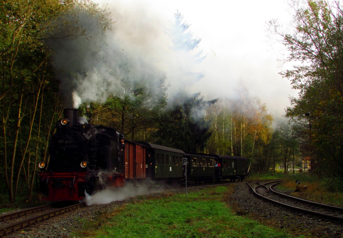 Im Rahmen eines Fotowochenende fuhr am 18.10.14 die 99 6101 mit einem Fotozug von Quedlinburg über Gernrode-Alexisbad-Silberhütte-Stiege nach Hasselfelde und zurück.Hier donnert Pfiffi,so wird die Lok liebevoll genannt aus Silberhütte Ri.Straßberg aus.