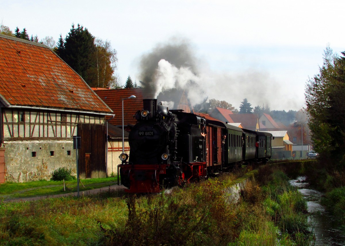 Im Rahmen eines Fotowochenende fuhr am 18.10.14 die 99 6101 mit einem Fotozug von Quedlinburg über Gernrode-Alexisbad-Silberhütte-Stiege nach Hasselfelde und zurück.
Hier rollt Pfiffi,so wird die Lok liebevoll genannt durch den Ort Straßberg.