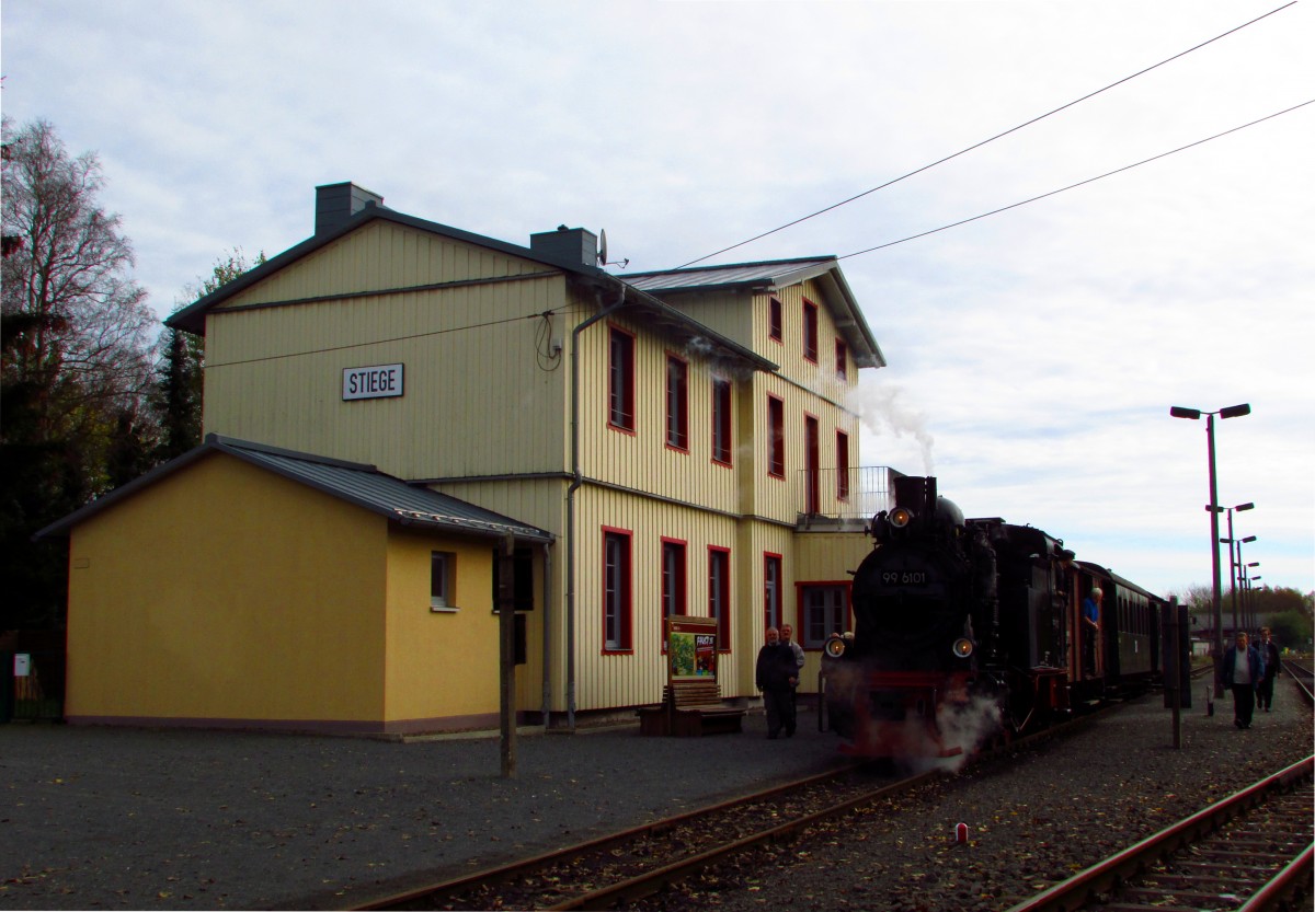 Im Rahmen eines Fotowochenende fuhr am 18.10.14 die 99 6101 mit einem Fotozug von Quedlinburg über Gernrode-Alexisbad-Silberhütte-Stiege nach Hasselfelde und zurück.Hier hat sie gerade vor dem EG in Stiege Platz genommen.