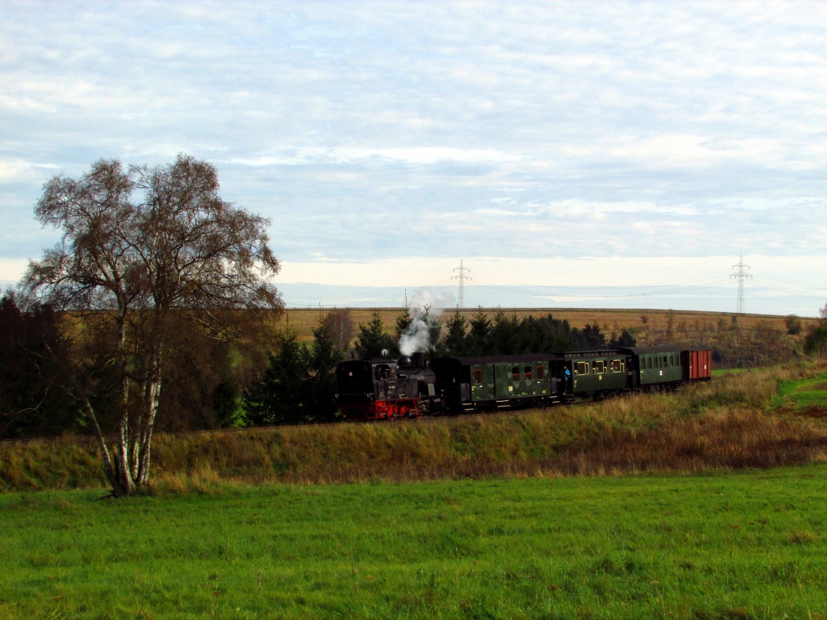 Im Rahmen eines Fotowochenende fuhr am 18.10.14 die 99 6101 mit einem Fotozug von Quedlinburg über Gernrode-Alexisbad-Silberhütte-Stiege nach Hasselfelde und zurück.
Hier strebt sie dem Endpunkt Hasselfelde entgegen.