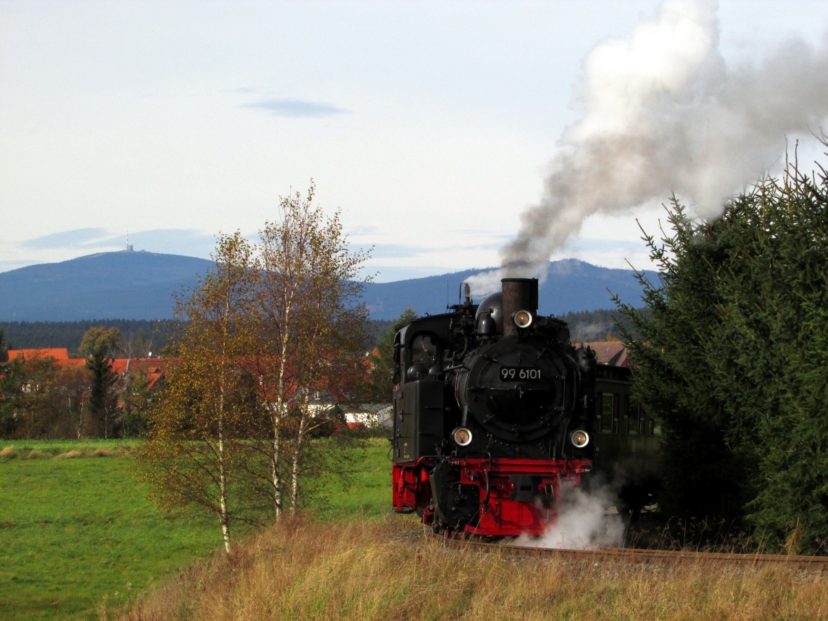 Im Rahmen eines Fotowochenende fuhr am 18.10.14 die 99 6101 mit einem Fotozug von Quedlinburg über Gernrode-Alexisbad-Silberhütte-Stiege nach Hasselfelde und zurück.
Hier drückt sie gerade für eine weitere Scheinanfahrt hinter Hasselfelde zurück.