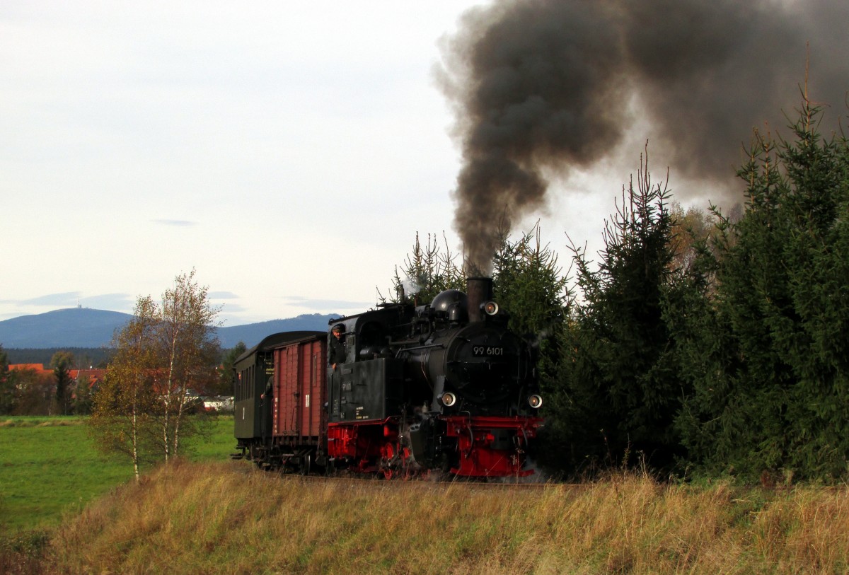 Im Rahmen eines Fotowochenende fuhr am 18.10.14 die 99 6101 mit einem Fotozug von Quedlinburg über Gernrode-Alexisbad-Silberhütte-Stiege nach Hasselfelde und zurück.
Hier donnert sie am Brckenblick hinter Hasselfelde vorbei.