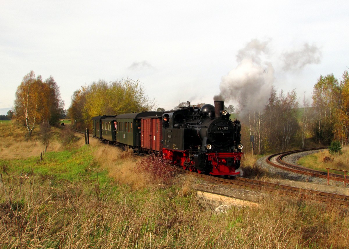 Im Rahmen eines Fotowochenende fuhr am 18.10.14 die 99 6101 mit einem Fotozug von Quedlinburg über Gernrode-Alexisbad-Silberhütte-Stiege nach Hasselfelde und zurück.Hier ist kurz vor Stiege unterwegs.