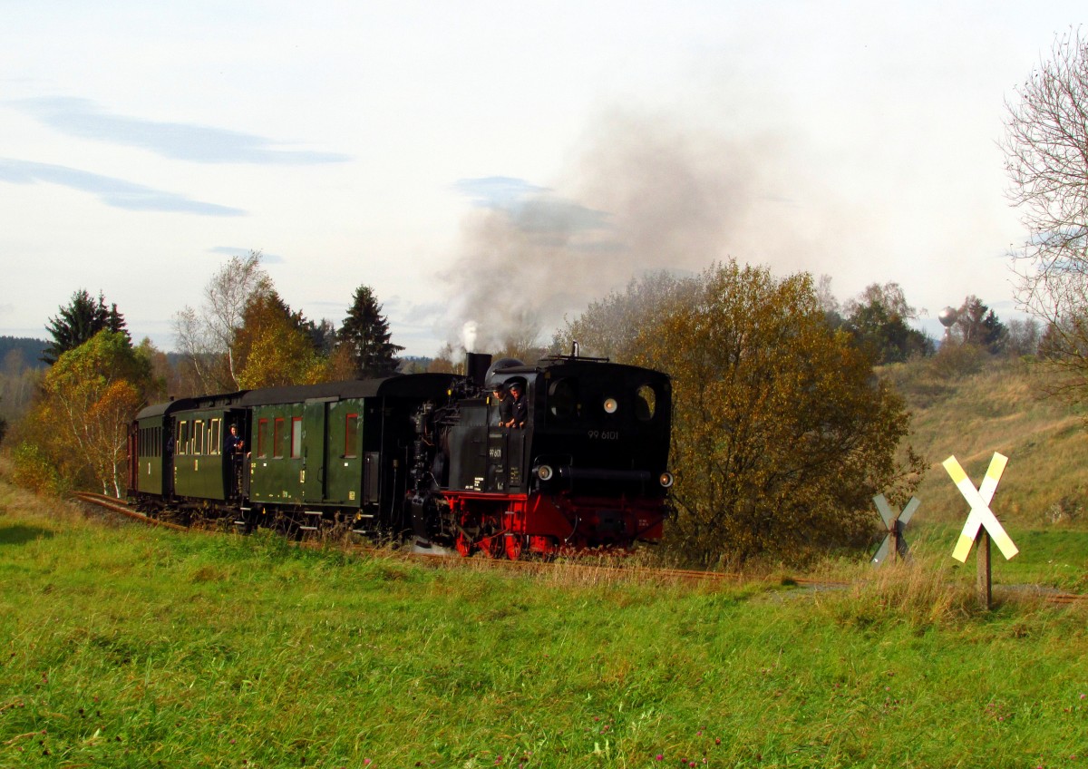 Im Rahmen eines Fotowochenende fuhr am 18.10.14 die 99 6101 mit einem Fotozug von Quedlinburg über Gernrode-Alexisbad-Silberhütte-Stiege nach Hasselfelde und zurück.
Hier wird sie gleich für eine weitere Scheinanfahrt kurz hinter Stiege halten.