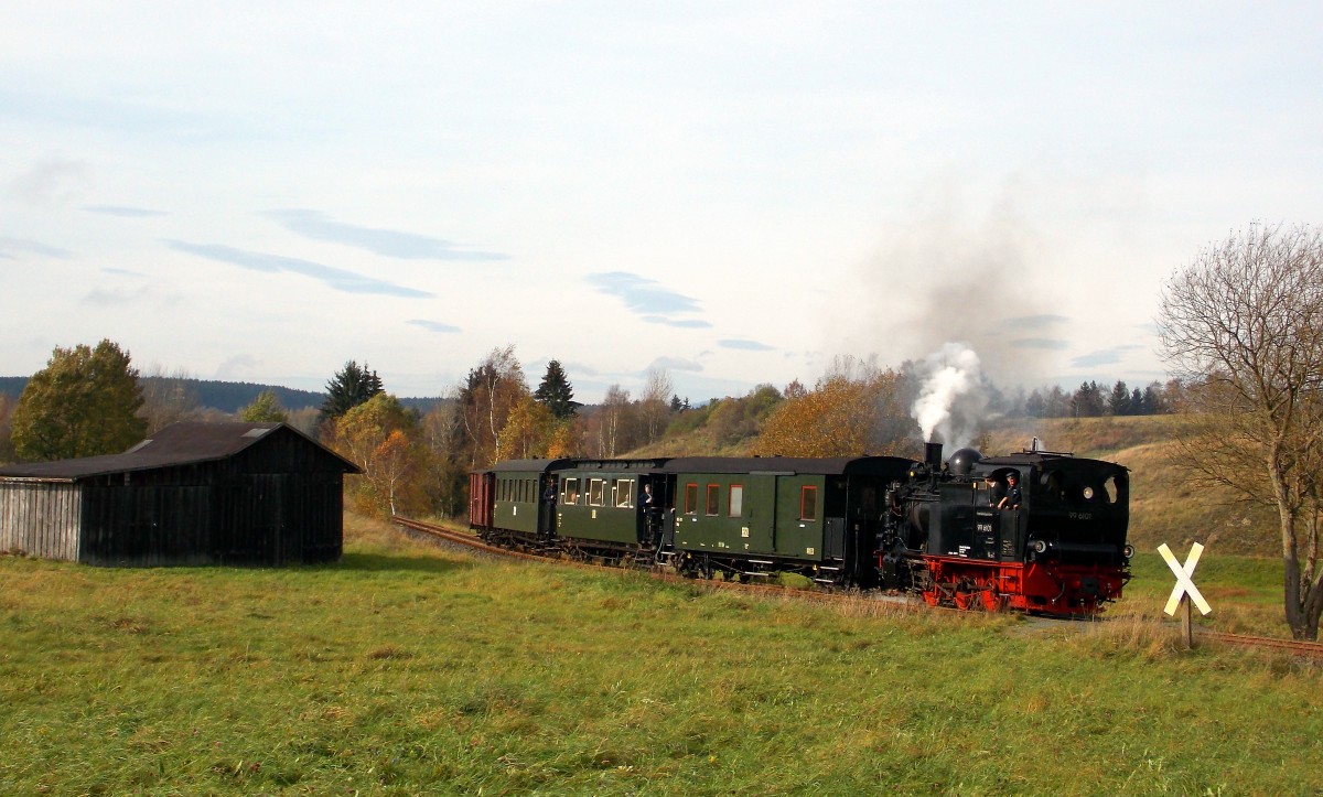 Im Rahmen eines Fotowochenende fuhr am 18.10.14 die 99 6101 mit einem Fotozug von Quedlinburg über Gernrode-Alexisbad-Silberhütte-Stiege nach Hasselfelde und zurück.
Hier rollt sie an der Bekannten Scheune bei Stiege vorbei.